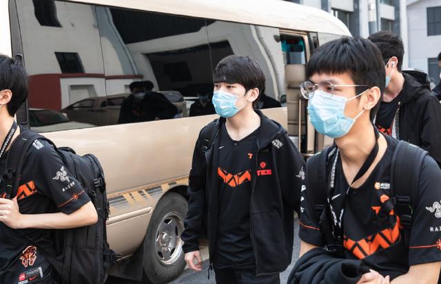 开云注册-包含刷新纪录首场状态出色，公牛观众沸腾！，Uzi重返赛场赛场气氛高涨的词条